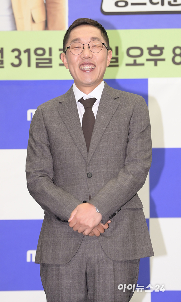 최근 에세이를 낸 방송인 김제동 씨가 문재인 전 대통령이 책방지기로 일하는 '평산책방 1주년 기념행사'에 참석한다. 사진은 김제동이 지난해 10월 27일 오전 서울 마포구 상암동 스탠포드호텔에서 열린 MBC에브리원 새 예능 프로그램 '성지순례' 제작발표회에 참석한 모습. [사진=정소희 기자]