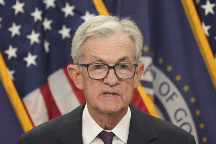 제롬 파월 미국 연방준비제도(Fed·연준) 의장이 17일(현지 시간) 미국 워싱턴DC 연준 이사회 건물에서 연방공개시장위원회(FOMC) 정례회의 결과 기자회견을 열고 발언하고 있다. 연준은 이틀간 FOMC 정례회의를 진행한 결과 기준금리를 연 4.25~4.50%에서 4.0~4.25%로 0.25%포인트 인하했다.