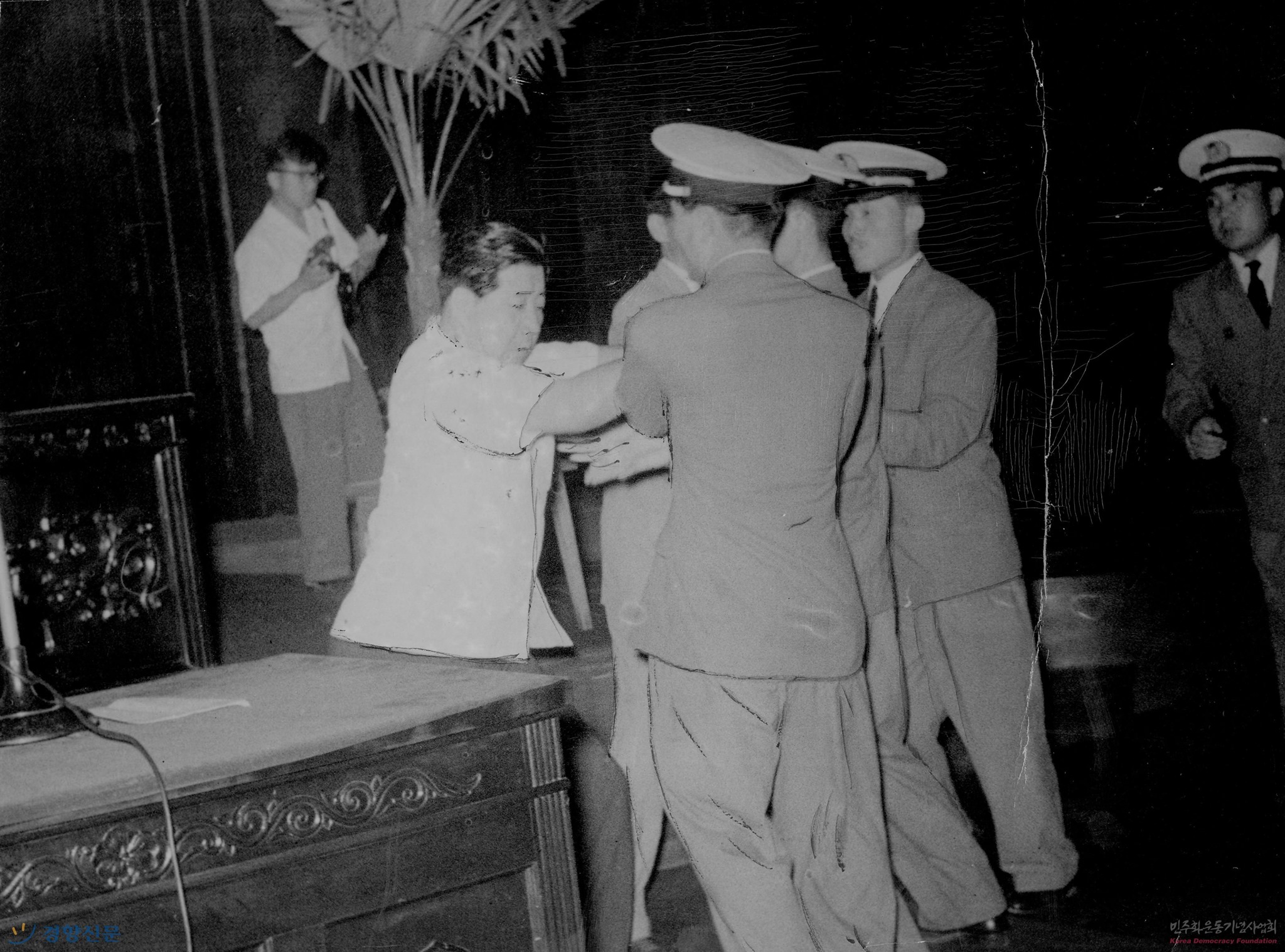 이승만 시절 헌법개헌안을 사사오입의 논리로 가결시키자 의원들이 자리에 일어나 항의하는 모습