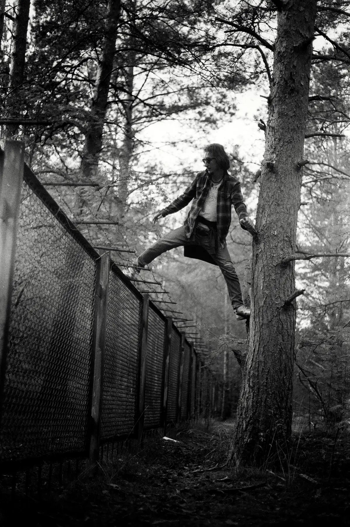 남자가-철조망을-넘어가는-사진