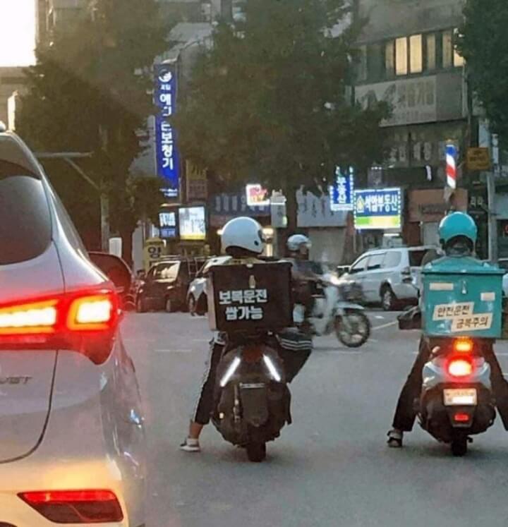보복운전-쌉가능이라는-문구를-달아놓은-배달-오토바이-운전자