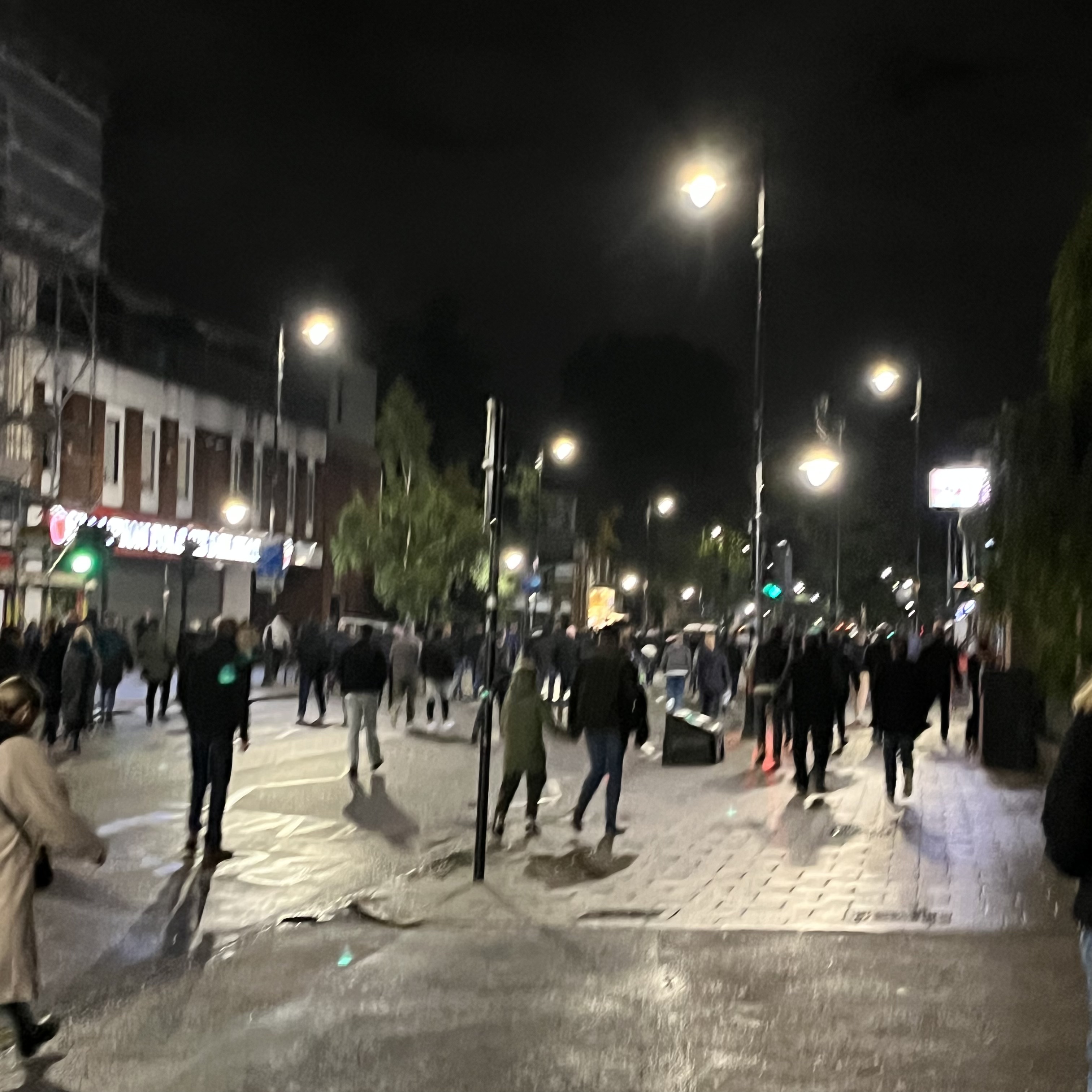 토트넘 경기가 끝나고 귀가 하는 사람들