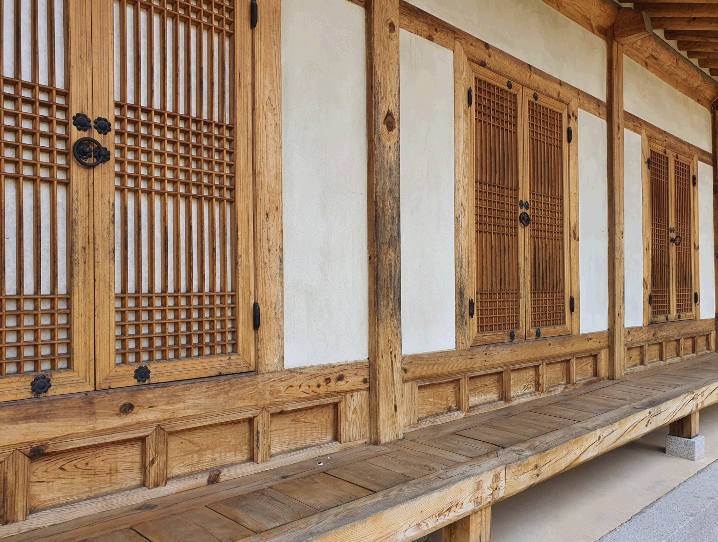 한옥 문짝과 장식 문구의 역할: 단순함 속의 철학