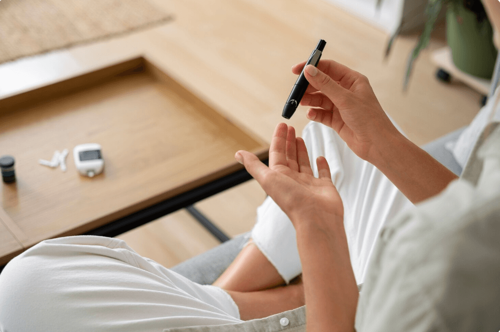 집에서 혈당을 측정하는 모습