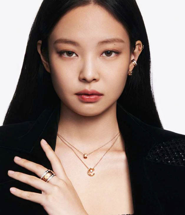 블랙핑크 제니 샤넬 목걸이 착용