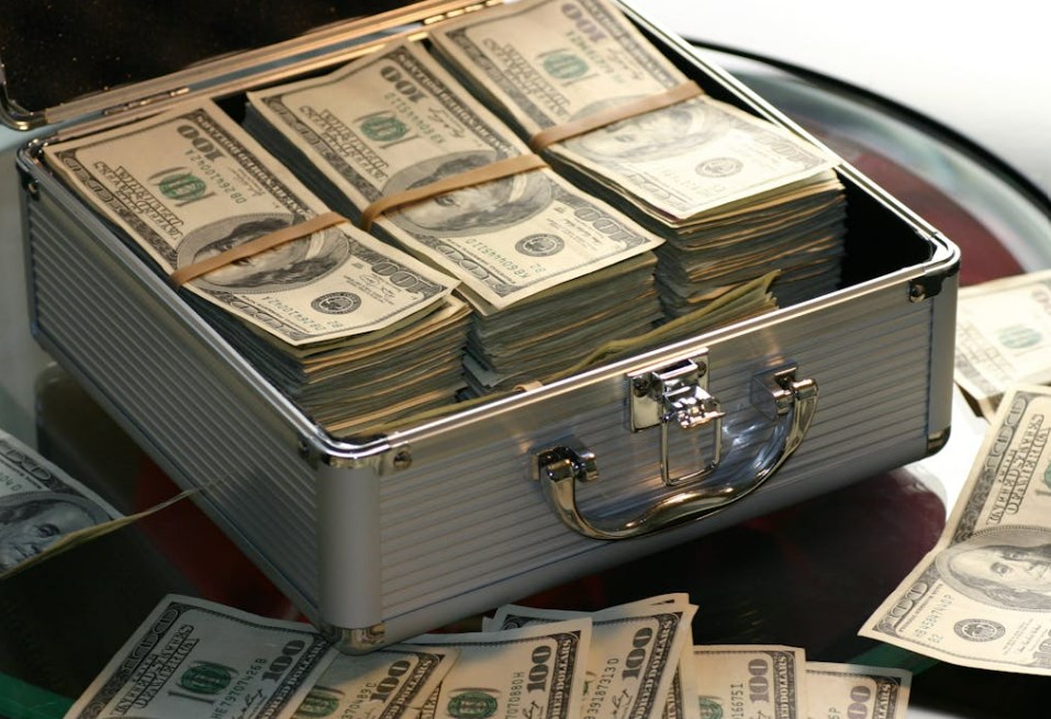 2025 공무원연금 비교분석|국민연금과 무엇이 다를까 실수령액·안정성·전환 시 주의사항까지