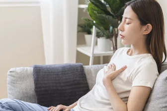 속쓰린 여자 사진