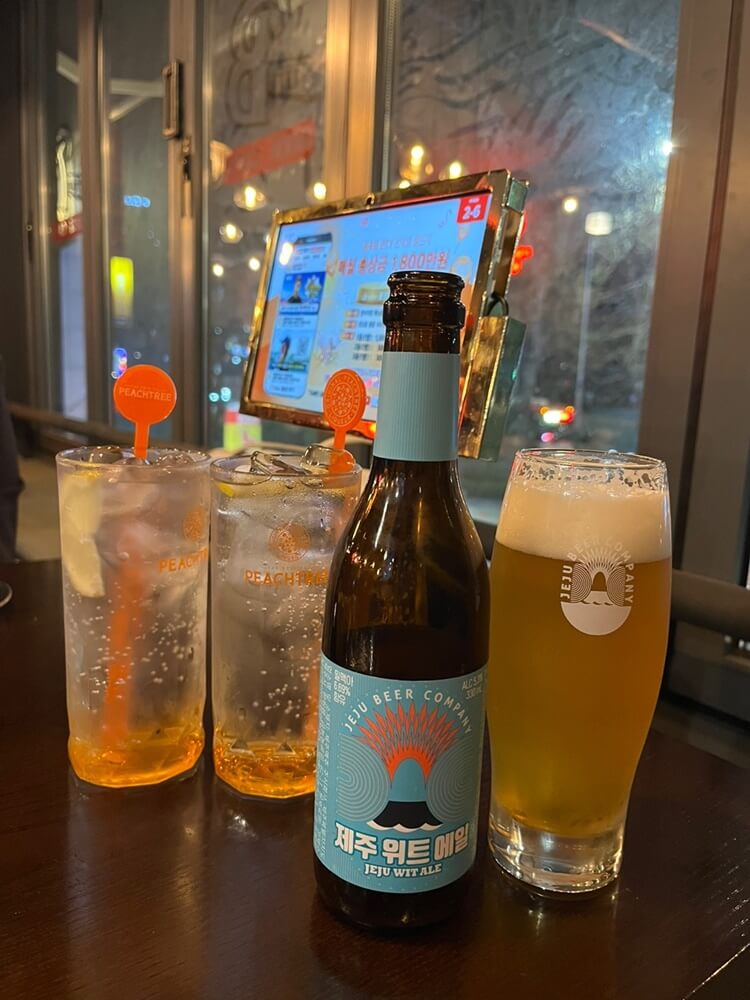 복숭아 하이볼 및 맥주