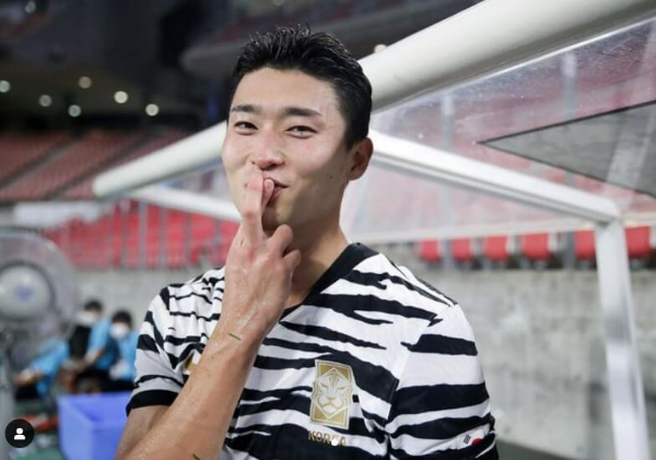 조규성이 입술에 손을 대고 있는 모습