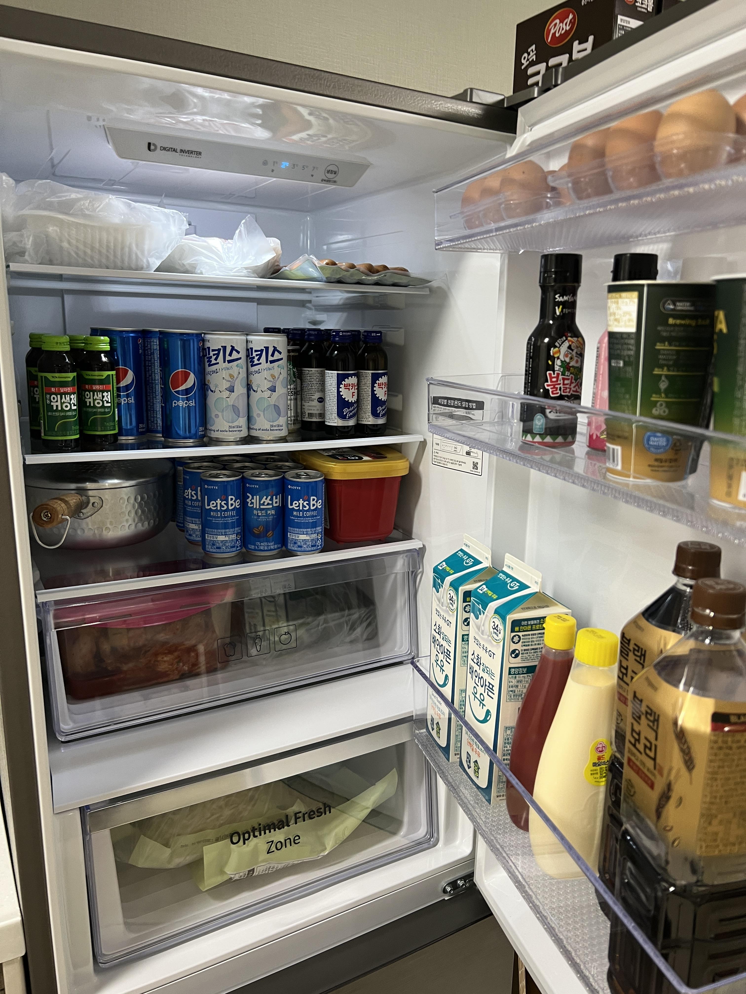 삼성 일반 냉장고 상부 수납 공간