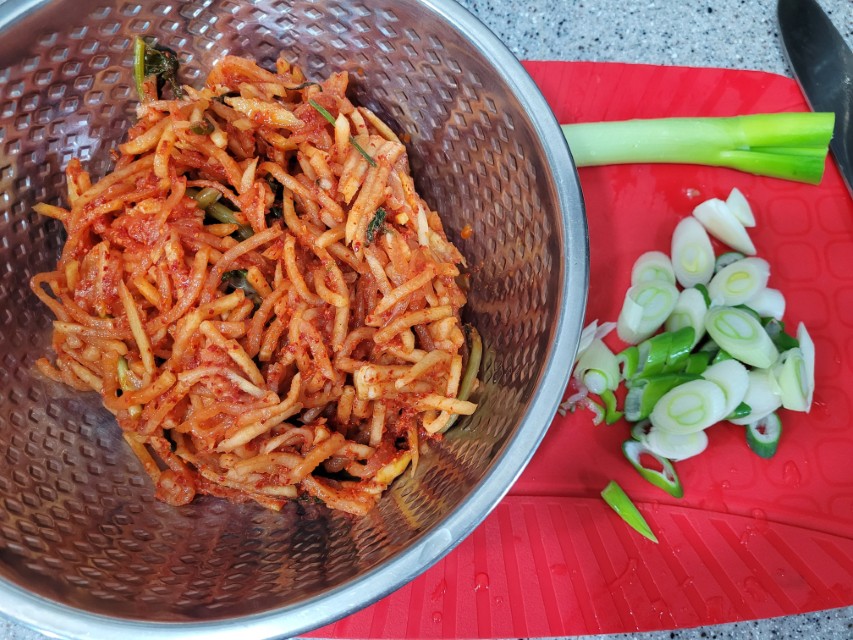 볼에 담긴 무채와 썰어둔 대파