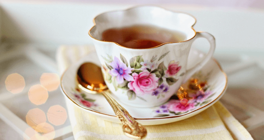 염증에 좋은 차가 찻잔에 담겨 있다