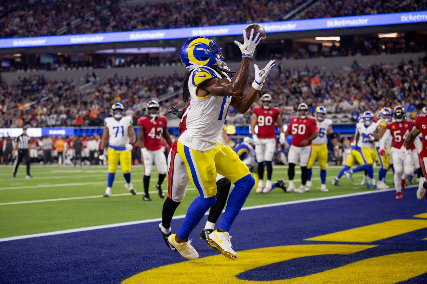 터치다운하는 다반테 애덤스(램스 17번)