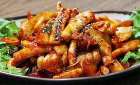 매콤달콤하게 요리한 오징어볶음 완성 모습