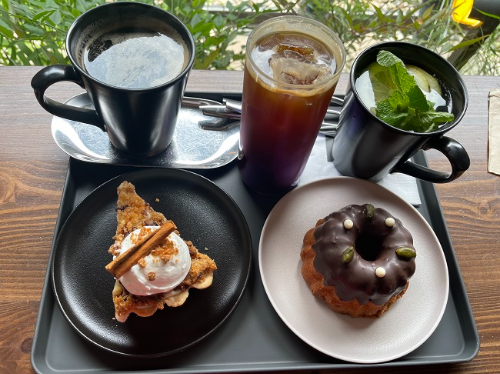 커피2잔 녹차, 그리고 조각케이크와 초코 도너츠 사진