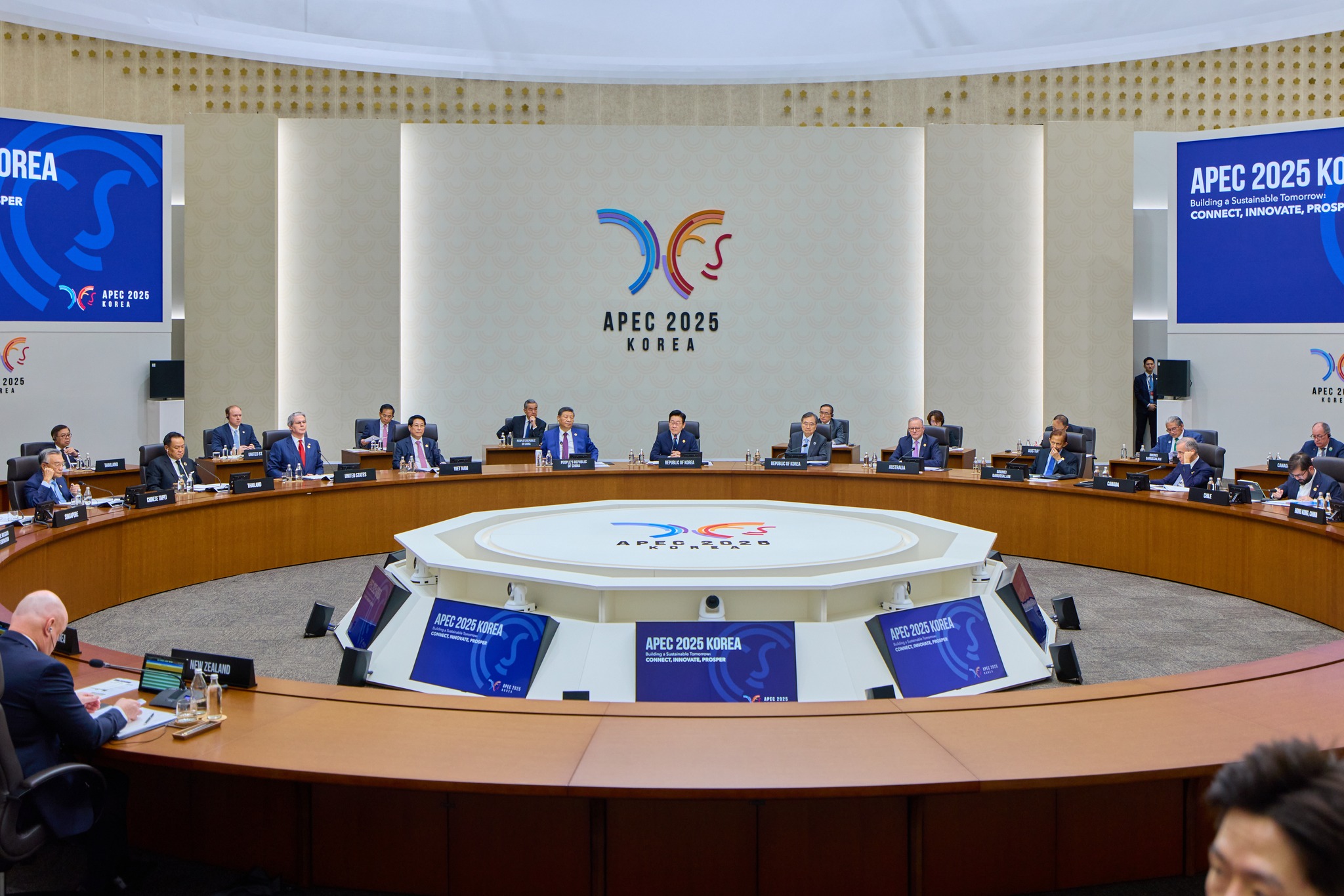 히어로 이미지(오늘의 사설분석 대표 장면)