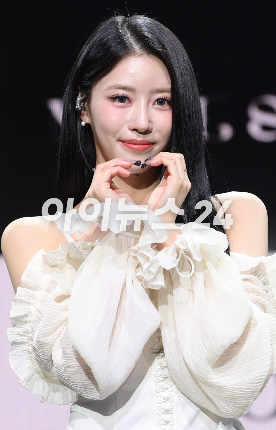 가수 미주가 17일 오후 서울 서교동 메세나폴리스에서 진행된 첫 번째 싱글 앨범 '무비 스타'(Movie Star) 솔로 데뷔 쇼케이스에 참석하고 있다. [사진=정소희 기자]