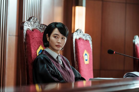 판사석에 앉아 있는 여자 주인공 김헤수 사진
