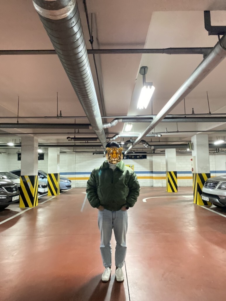 데일리 룩(오뭘입)_알파인더스트리 B-15 항공자켓 카키 바스틱 목폴라 티셔츠 86로드 청바지 연청 아디다스 드래곤 스니커즈 OOTD