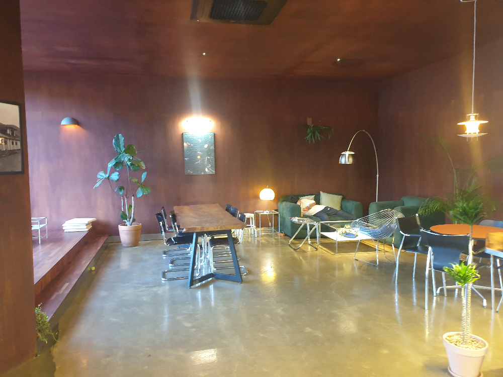 콘크리트 바닥과 우드 재질(느낌) 천정과 벽. 꽤나 넙ㅂ은 공간에 은은한 조명이 요즘스럽다.