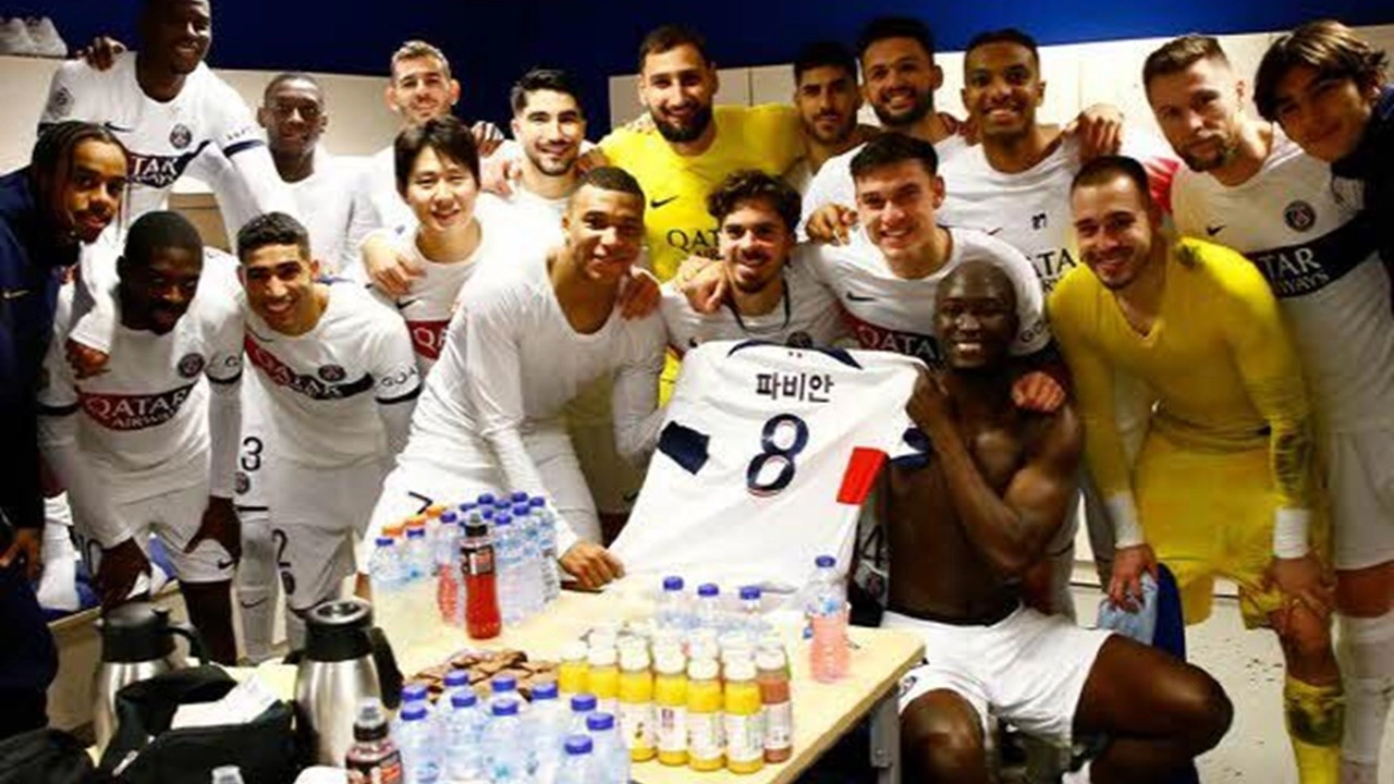 파비안의 한글 유니폼을 들고 승리 세리머니를 하는 psg 선수들(출처-공식 자료)