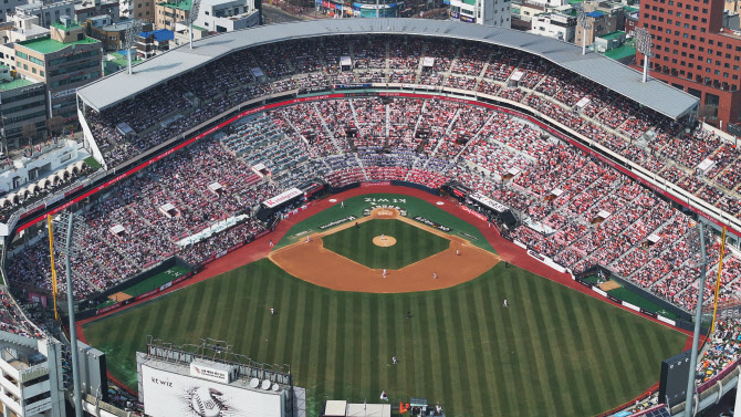 프로야구 개막 2연전 전 경기 매진…역대 최다 관중 신기록 달성