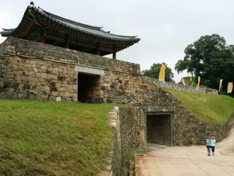 공주 공산성은 백제시대 475년부터 538년에 수도 방어와 왕궁 기능을 수행하던 산성입니다 금강을 끼고 해발 110m 능선에 축조된 포곡형_10