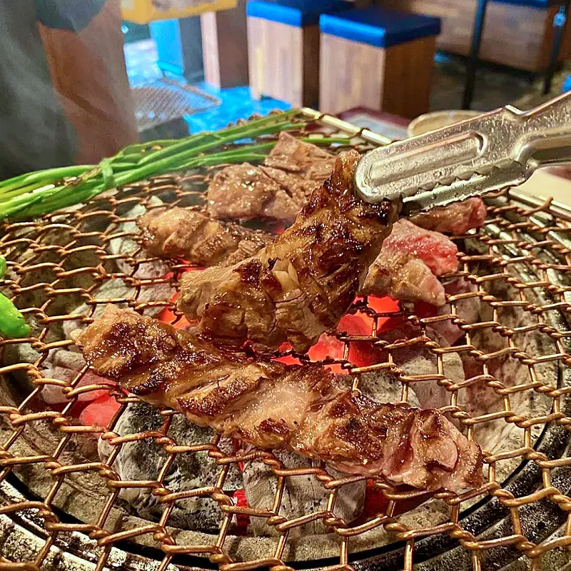 줄서는식당 소고기 인생 고기집 깍둑 등심, 두툼 갈비, 비빔 감자면, 한우 생차돌 압구정 강남구청역 맛집 소개