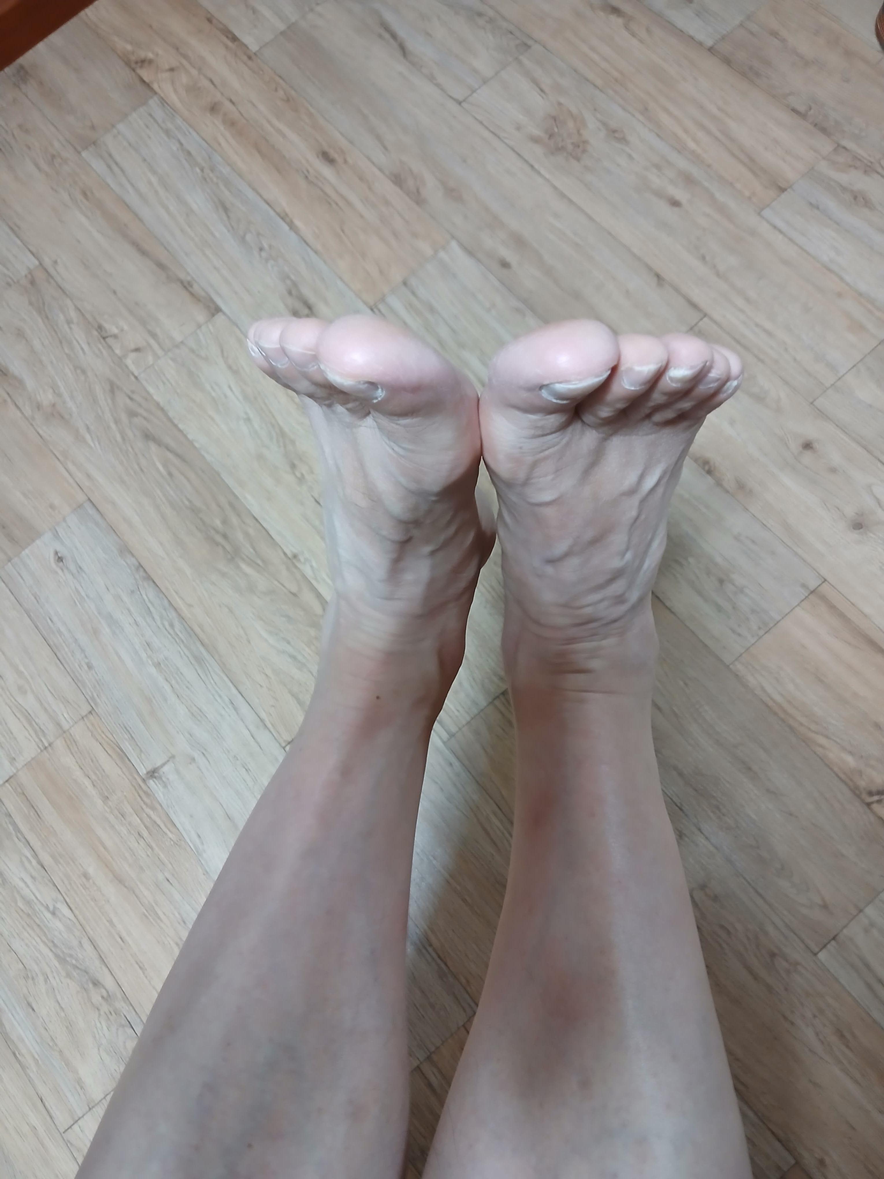 소파에 앉아 있을 때 발끝을 몸 쪽으로 당겼다 펴는 동작을 반복하는 운동 이미지