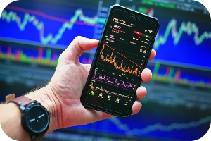 휴대폰으로 주식 챠트 보고 있는 이미지