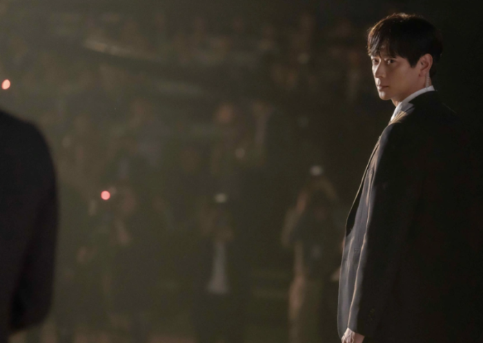 강동원 배우님이 뒤를 돌아보는 모습