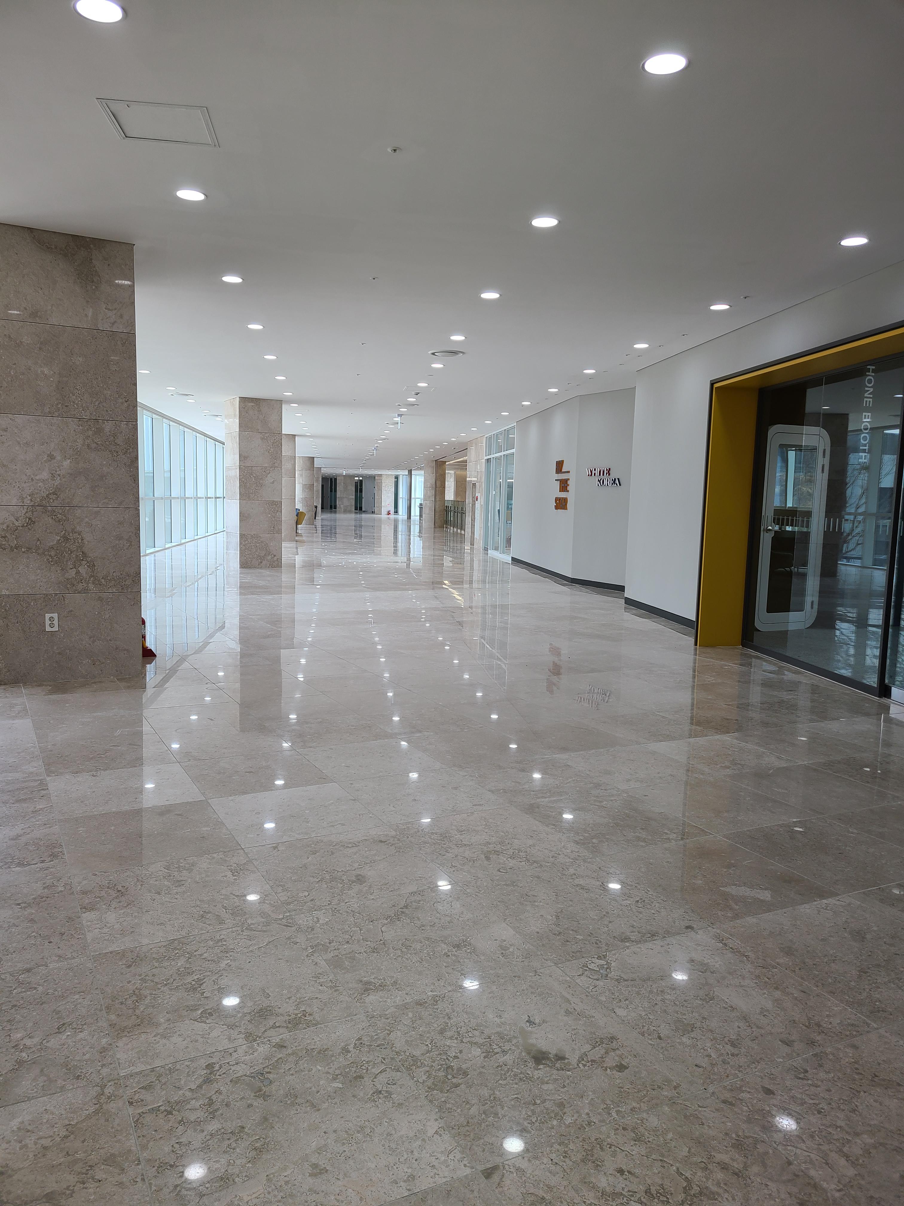 디테크타워 A, B동 연결통로1