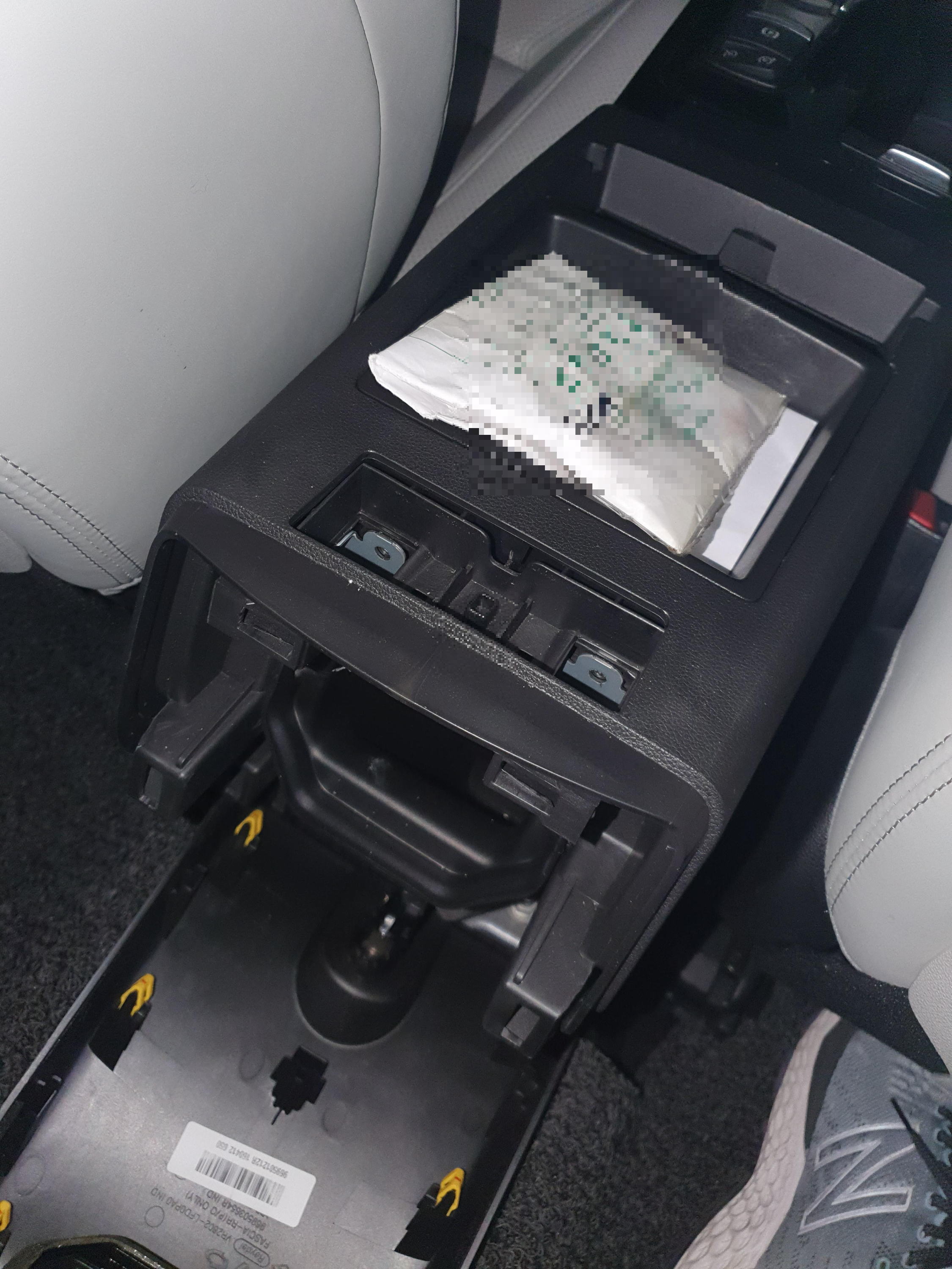 SM6 센터 콘솔 뚜껑을 제거한 사진