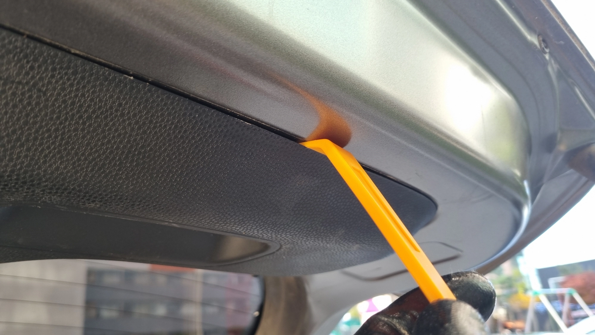 테일게이트 커버 여는 모습