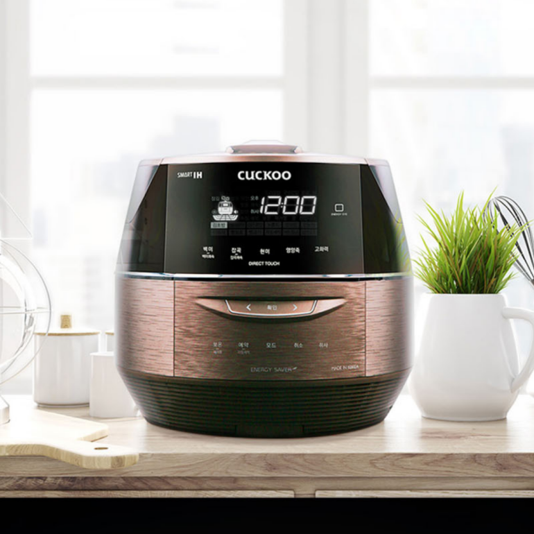 쿠쿠 전기밥솥 사진입니다.