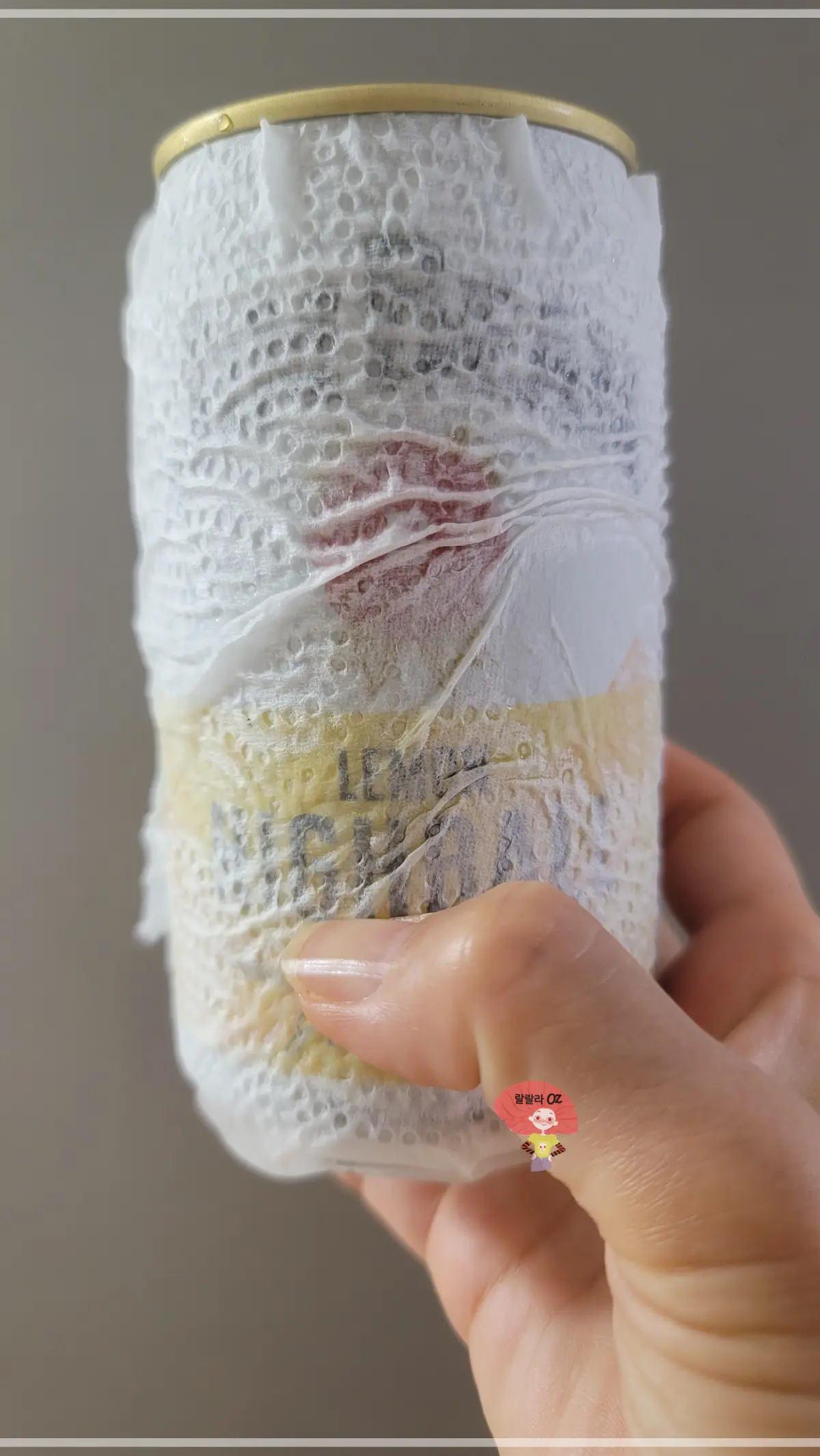 키친-타월에-쌓여-있는-하이볼-레몬맛-캔