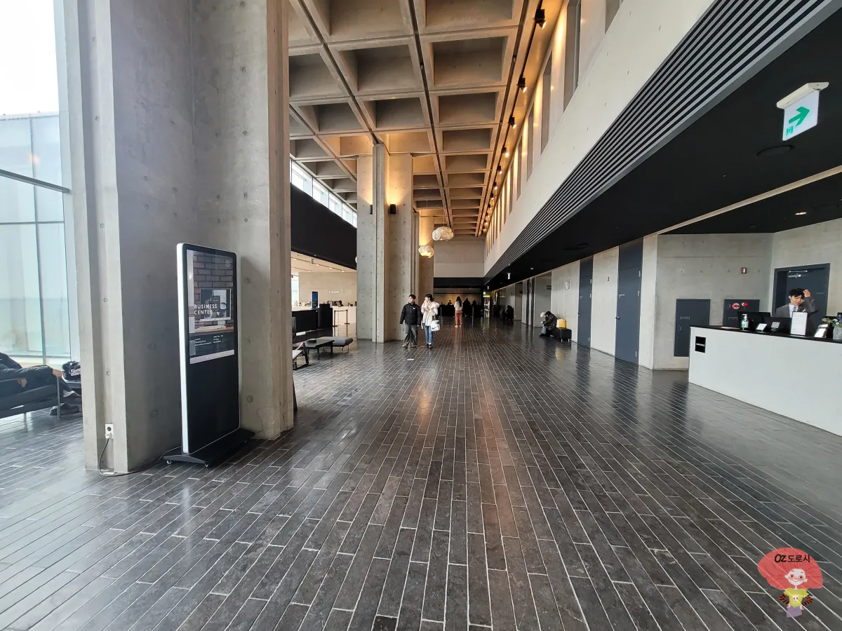 인천-중구-영종-네스트호텔-1층-로비-체크인-하는-사람들과-호텔-직원들