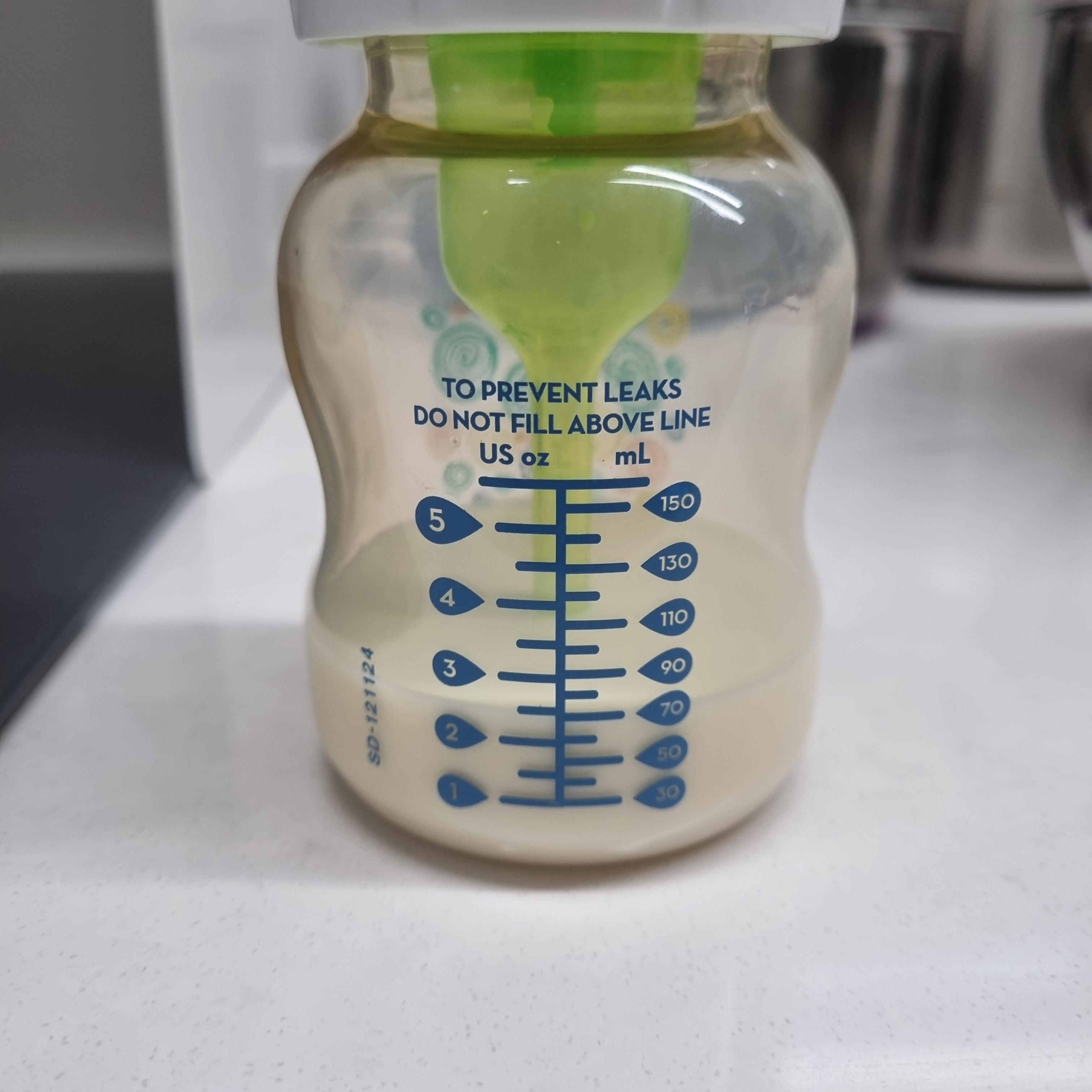 젖병에-들어있는-분유