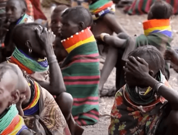 식량이 부족한 아프리카의 국민이 모여 앉아있는 모습 