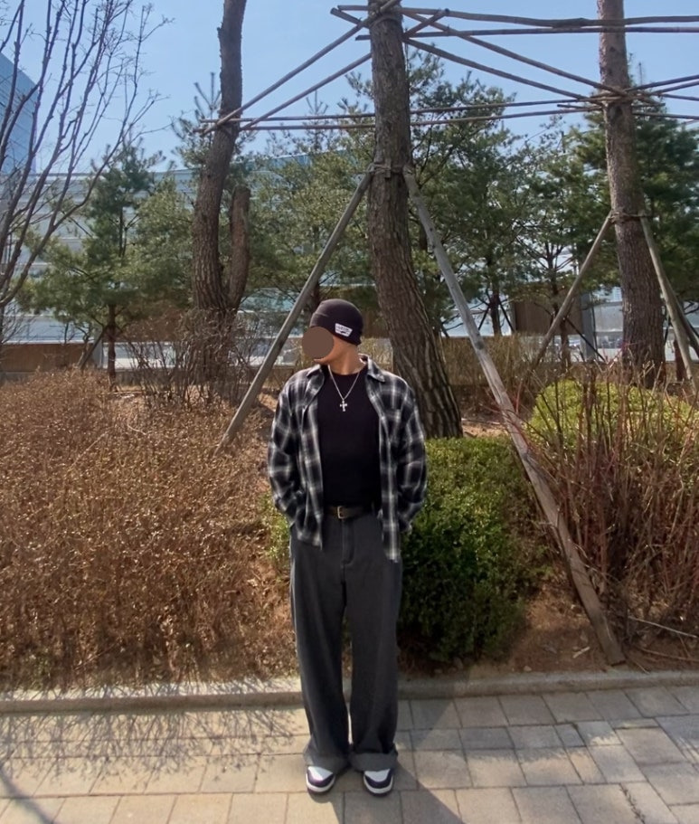 데일리룩('26. 3. 22.)반스 밀포드비니, 빈티지 십자가목걸이, 리메인세컨드 체크셔츠, 무신사스탠다드 티셔츠, 유니클로 벨트, 그리너리크리드 데님팬츠, 나이키 덩크로우 돌고래