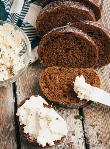 통밀빵과 코티지 치즈