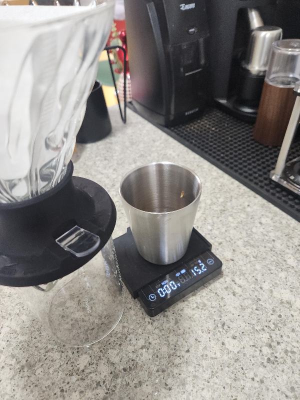 저울에 15.2g의 원두가 담겨 있고 하리오 스위치가 절반 정도 보인다.