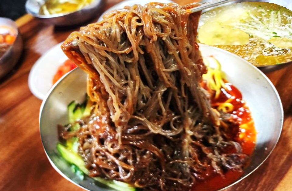 서산 냉면만허유 원조부석냉면 식당의 비빔냉면을 비벼서 젖가락으로 면을 들어 올린 모습