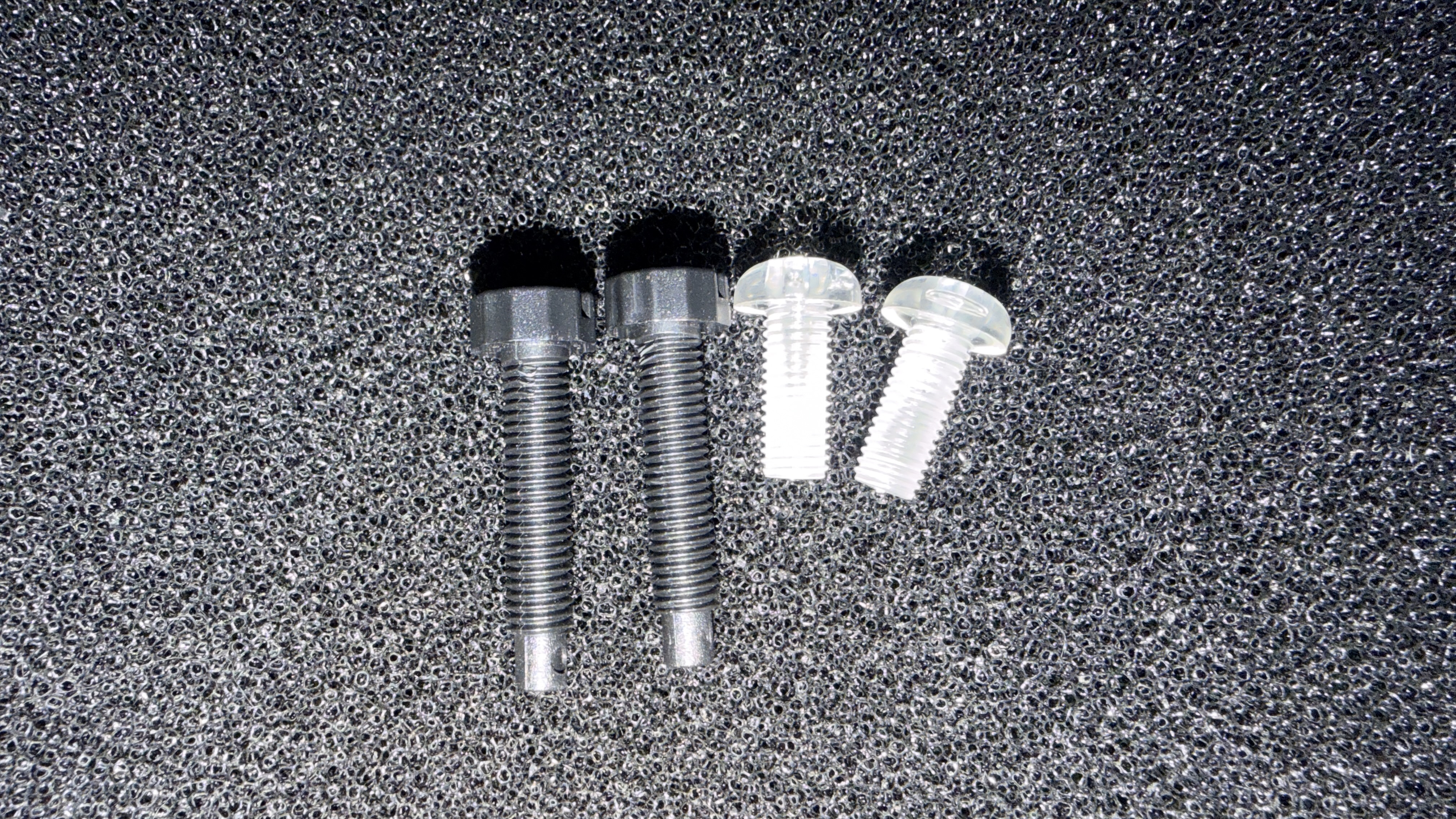 제품 기본 나사와 교체한 M8×20mm 나일론 나사 비교
