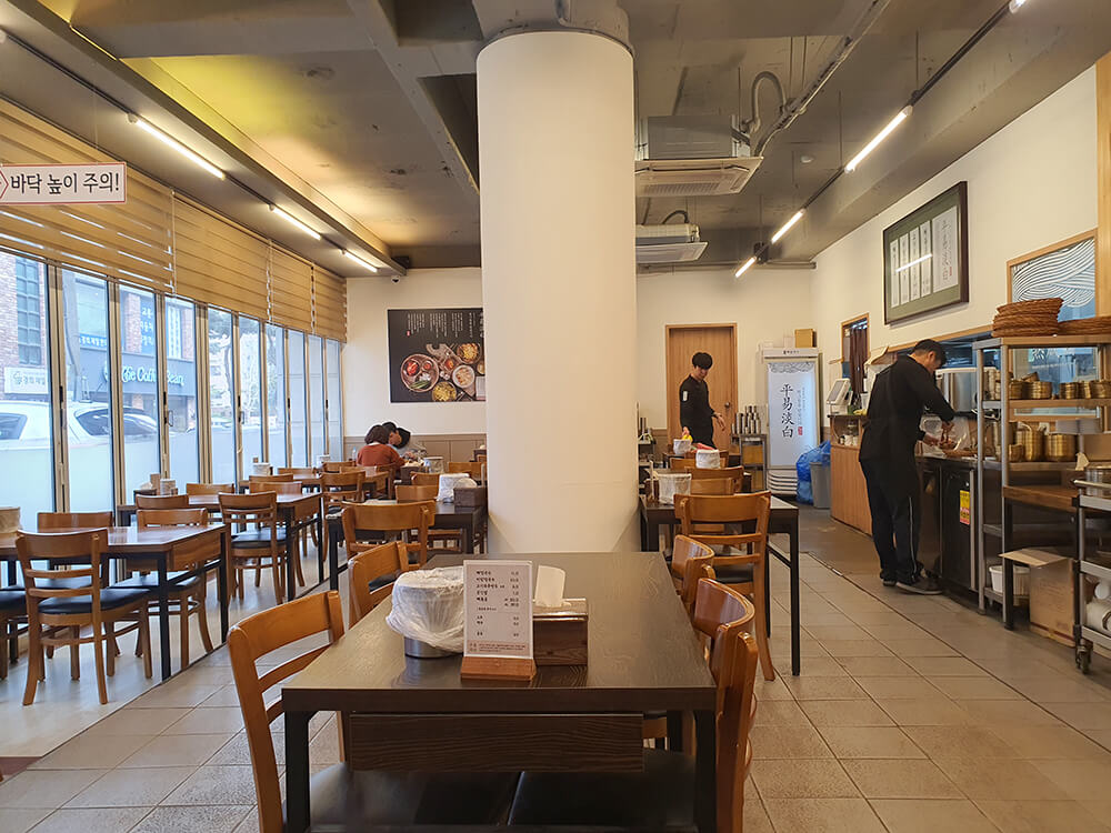 평이담백 뼈칼국수 방이점 - 실내전경