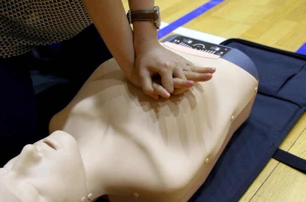 심폐소생술-순서-CPR-가슴-압박-위치