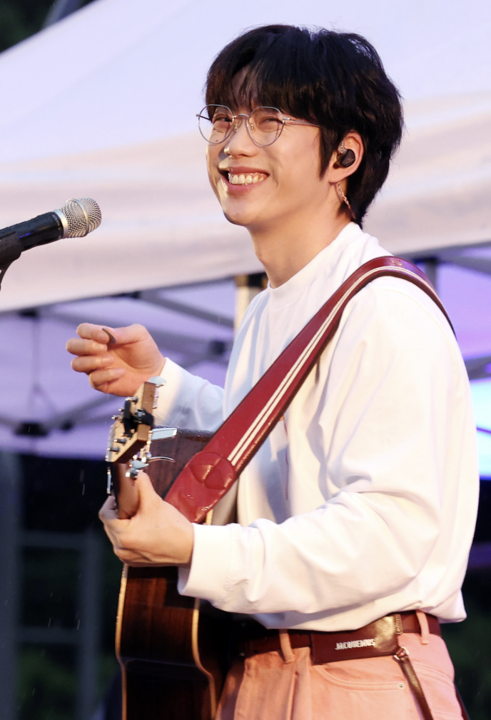 10CM 권정열 무대 라이브 공연 캡처. 특유의 안경 스타일과 함께 독보적인 음색으로 노래하는 권정열