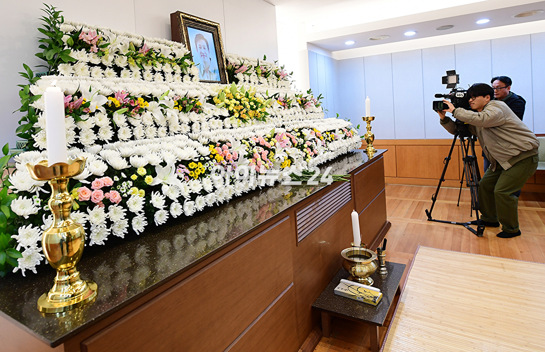 故 이선균의 빈소가 27일 서울 종로구 서울대학교병원 장례식장에 마련되어 있다. [사진=사진공동취재단]