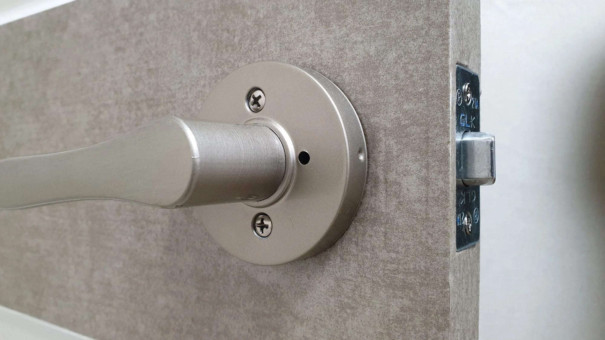 문 손잡이 설치 완료 모습