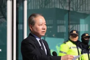 의협은 정부의 조치에 대해 “정부의 자유와 인권 탄압에 강력히 분노한다”고 성명을 발표하였다.